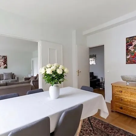 Spacious 3br - Sleeps 10 - Trocadero Apartment *