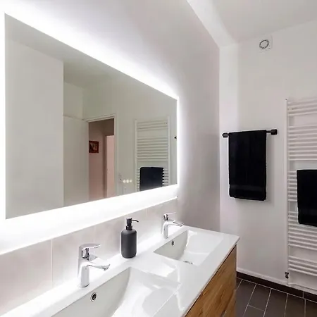 Spacious 3br - Sleeps 10 - Trocadero Apartment *